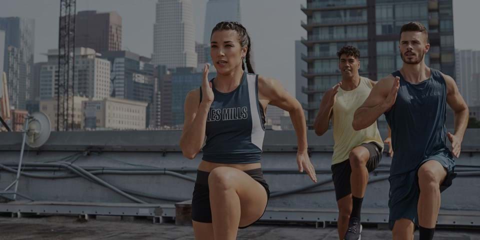 MÃOS AO AR PARA EXECUÇÃO DE JOELHOS ALTOS