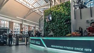 Hoe kun je je club op laten vallen in een verzadigde markt?