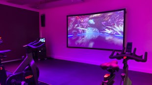 Erfolgreich auf der digitalen Welle surfen mit einem beeindruckenden Kurspalast