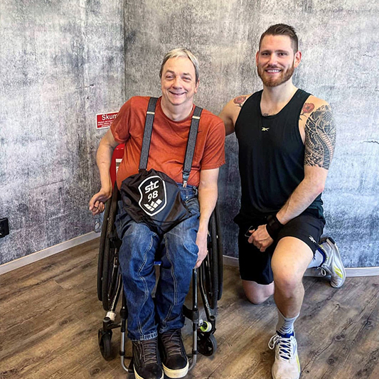 Gabriel Hurtado and a gym member in wheelchair